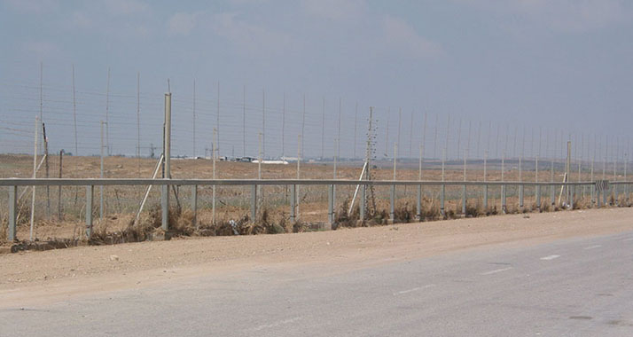 Hinter dem Grenzzaun im Gazastreifen befindet sich eine 500 bis 1.500 Meter breite Sicherheitszone, deren Betreten verboten ist.