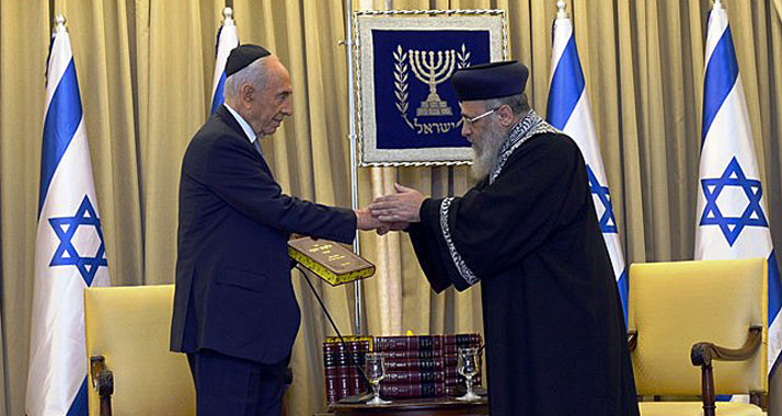 Peres erhielt das 40-bändige Werk von Oberrabbiner Jitzhak Josef.