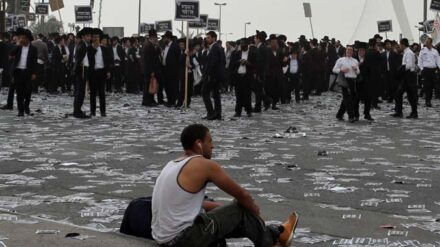 Tausende ultraorthodoxe Juden demonstrieren in Jerusalem gegen die Wehrpflicht für Haredim.