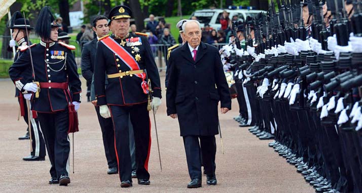 Peres wird von König Harald V. (l.) und einer Ehrengarde in Oslo begrüßt.