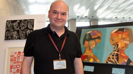 Der Künstler Ricardo Fuhrmann stellt in der Knesset seine "Ostfriesland-Haggadah" aus.