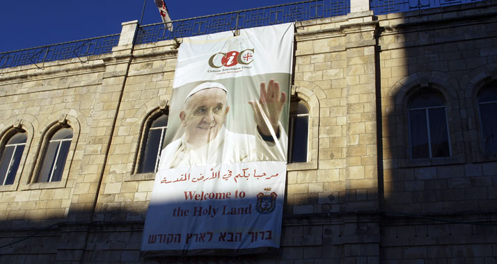 Am katholischen Informationszentrum in der Jerusalemer Altstadt ist der Papst schon vor seiner Israelreise zu sehen.
