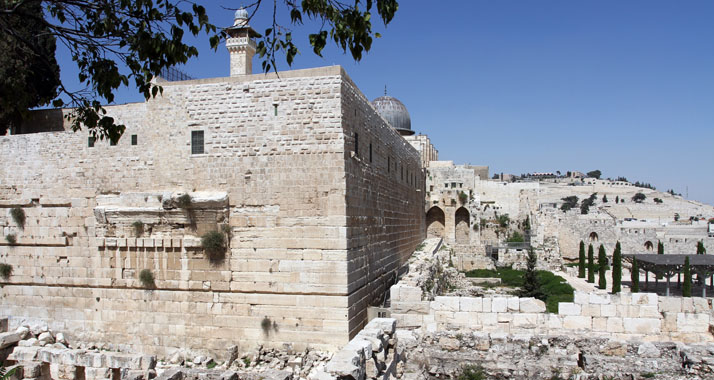 Seit dem 14. Jahrhundert nennen Araber die Westmauer (vorne) „al-Buraq“. Ursprünglich wurde die Südmauer so genannt.