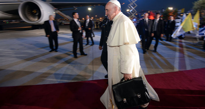 Gelebte Demut: Der Papst trägt seine Aktentasche selbst.