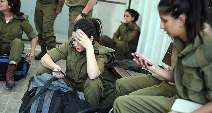 Auch in der Freizeit müssen Angehörige der israelischen Armee darauf achten, wem sie was mitteilen.