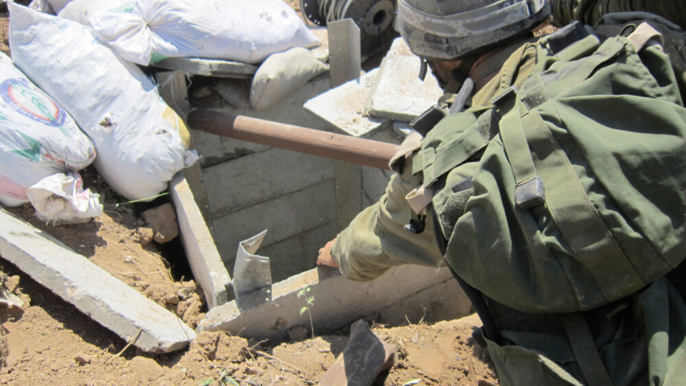 Terroristen gelangten durch einen Tunnel nach Israel, dann kam es zu Gefechten. Dabei starben fünf israelische Soldaten.