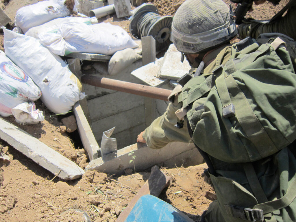 Terroristen gelangten durch einen Tunnel nach Israel, dann kam es zu Gefechten. Dabei starben fünf israelische Soldaten.