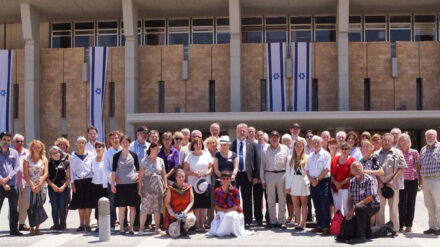 Die Reisegruppe vor der Knesset – vor einer von vielen Sehenswürdigkeiten im Heiligen Land.