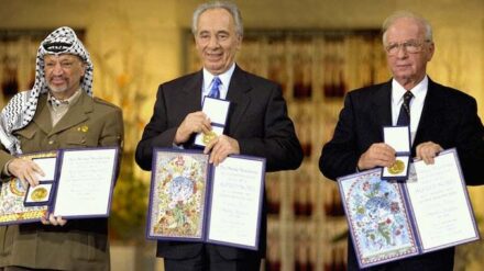 Rabin (r.) hatte zusammen mit Peres und Arafat (l.) den Friedensnobelpreis erhalten.