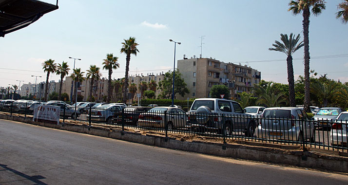 In Aschkelon wurde ein Wohnhaus durch eine Rakete aus dem Gazastreifen direkt getroffen.