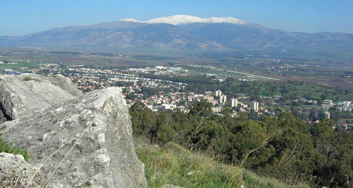 Die Stadt Kirijat Schmonah mit dem Berg Hermon im Hintergrund