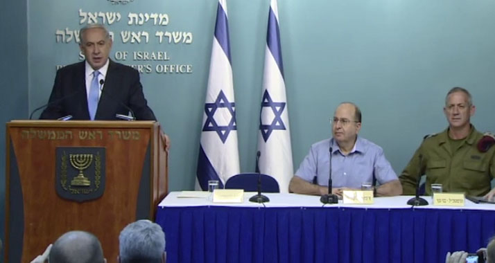 Premierminister Netanjahu (l.) hat sich am Mittwochabend zusammen mit Verteidigungsminister Mosche Ja'alon (Mitte) und Generalstabschef Benny Gantz zur Waffenruhe geäußert.