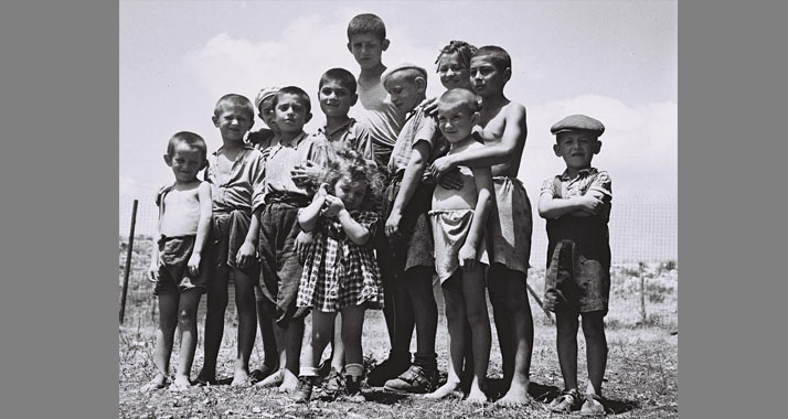 Kinder, die der Judenverfolgung entronnen sind, 1944 in Atlit bei Haifa