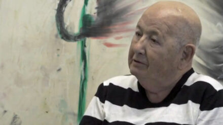 Moshe Gershuni, hier in einem Werbevideo der Neuen Nationalgalerie Berlin, stellt erstmals seit 30 Jahren in Europa aus.