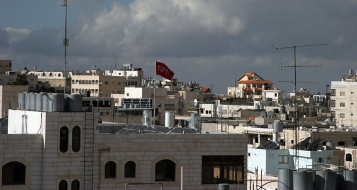 In Hebron wurden die beiden mutmaßlichen Mörder unter großer Anteilnahme zu Grabe getragen.