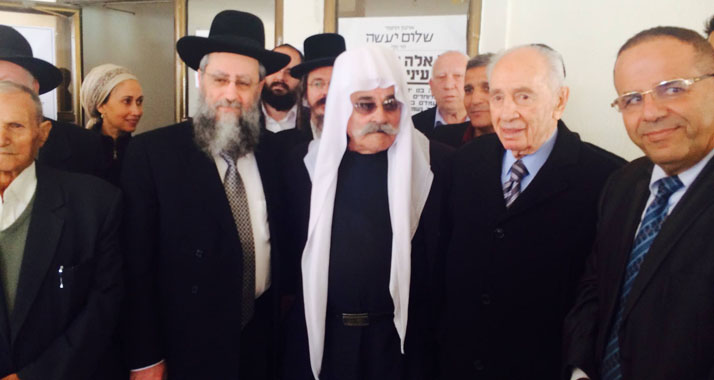 Peres beim Besuch der Opfer-Familien am Sonntag mit verschiedenen religiösen Vertretern