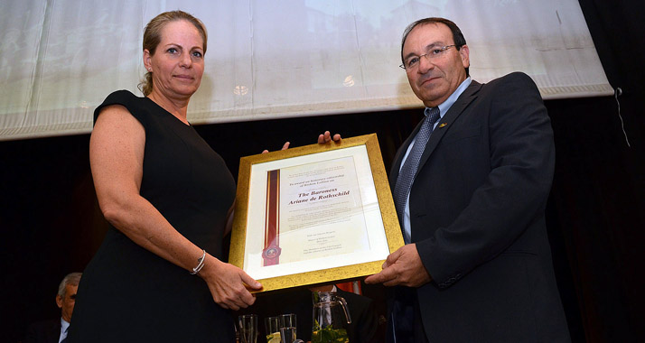 Baronin Ariane de Rothschild empfängt von Bürgermeister Dov Zur die Ehrenbürgerurkunde.