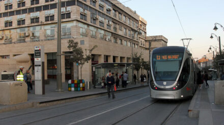 Nach den jüngsten Terroranschlägen hat die Jerusalemer Stadtverwaltung zum Schutz der Passanten Betonklötze an Haltestellen der Straßenbahn aufstellen lassen.