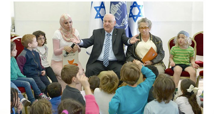 Staatspräsident Reuven Rivlin und seine Ehefrau Nechama (r.) haben arabische und jüdische Schulkinder empfangen.