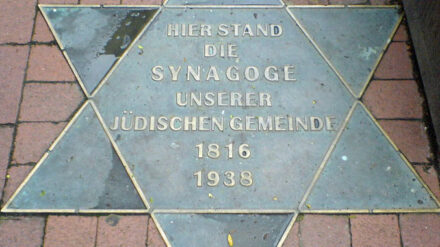 Eine Gedenkplatte in Wittmund erinnert an die jüdische Synagoge, die bis zum 9. November 1938 dort stand.