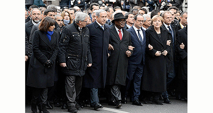 Israels Premier Netanjahu (M.) neben Malis Präsident Keita, Frankreichs Präsident Hollande, Kanzlerin Merkel und EU-Ratspräsident Tusk. Neben Tusk marschierte Abbas (nicht im Bild). Im Hintergrund läuft Israels Außenminister Lieberman (l.).