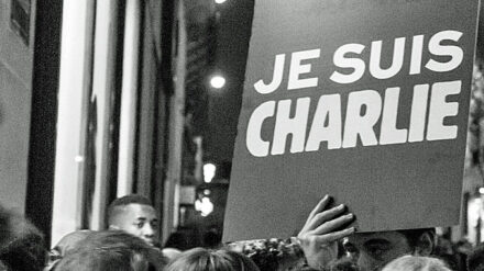 Nach dem Anschlag auf "Charlie Hebdo" demonstrieren in Paris Tausende Menschen ihre Solidarität mit dem Satiremagazin.