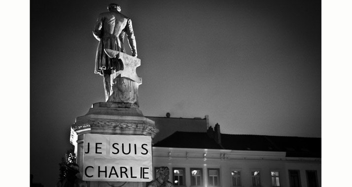 Das „Je suis Charlie“-Plakat hing während eines Solidaritätstreffens im Januar auf der Place du Luxembourg in Brüssel.