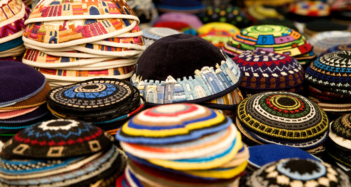 Die traditionelle jüdische Kopfbedeckung gibt es nicht nur „kunterbunt“, sondern auch „unsichtbar“.