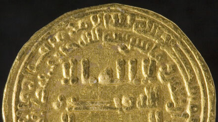 Eine Münze der Fatimiden-Dynastie. Aus ähnlichen Stücken besteht auch der jetzt entdeckte Schatz im antiken Hafen von Cäsarea.