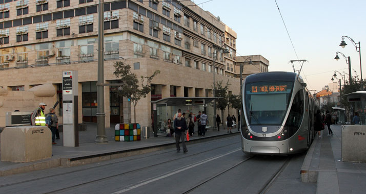 Nahe einer Straßenbahnhaltestelle in Jerusalem ist erneut ein Palästinenser in eine Menschenmenge gefahren. (Archivbild)