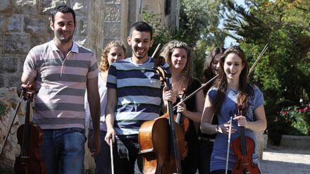 Vereint durch Musik: Israelis und Deutsche spielen gemeinsam in einem Orchester.