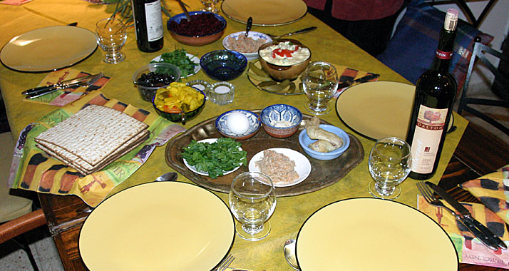 Symbolische Speisen und Wein kennzeichnen das festliche Seder-Mahl.