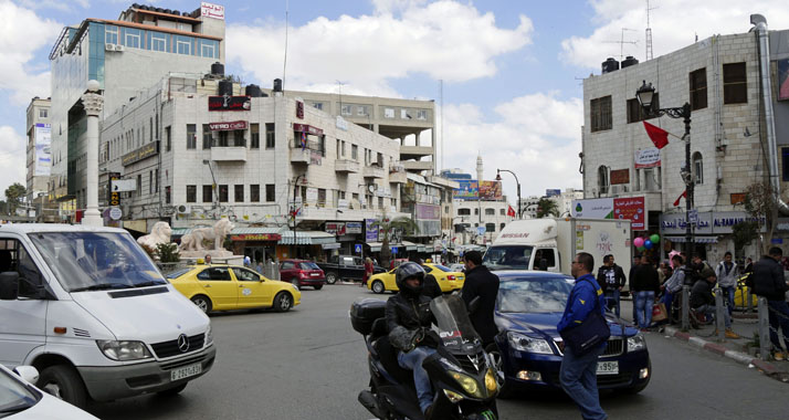Palästinensische Fahrzeuge haben weiße Nummernschilder – bald werden sie auch in Israel zu sehen sein.