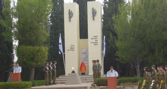 Am Jom HaSikaron gedenken Israelis landesweit ihrer Gefallenen (hier eine Zeremonie in Tel HaSchomer von 2009).