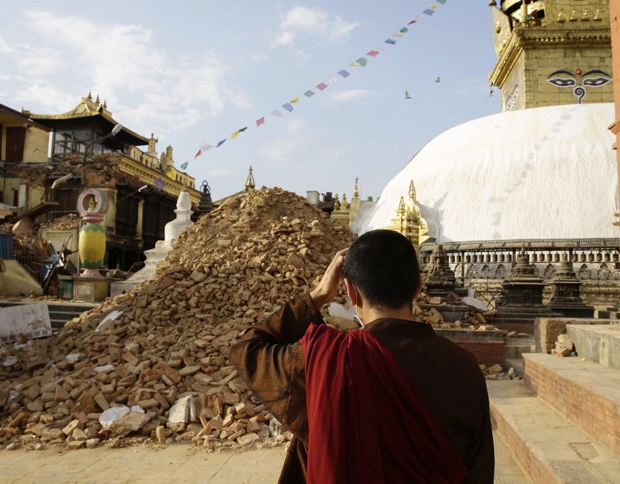 Bei dem Erdbeben im Himalaya sind mehr als 3.700 Menschen ums Leben gekommen und es gibt mehr als 6.500 Verletzte.