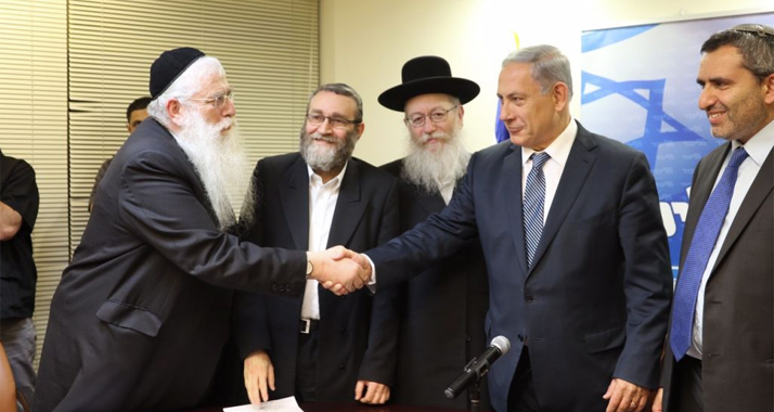 Premierminister Netanjahu (Likud) und der Abgeordnete Meir Porusch (UTJ) nach der Unterzeichnung der Koalitionsvereinbarungen am Mittwoch in der Knesset.
