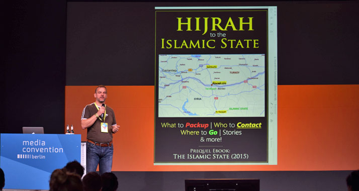 Sascha Stoltenow zeigte IS-Publikationen wie etwa diesen Reiseführer mit dem Titel „Hijrah to the Islamic State“.