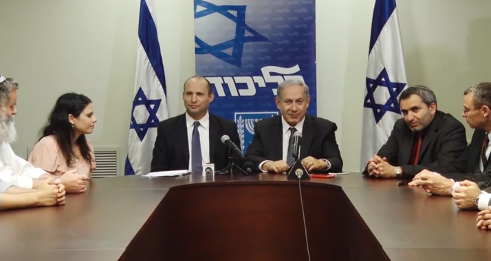 Einig: Netanjahu (Mitte rechts) und Bennett verkünden die Regierungsvereinbarung.