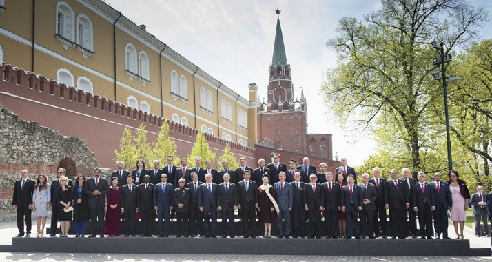 Staats- und Regierungschefs posieren in Moskau – und mittendrin Abbas.