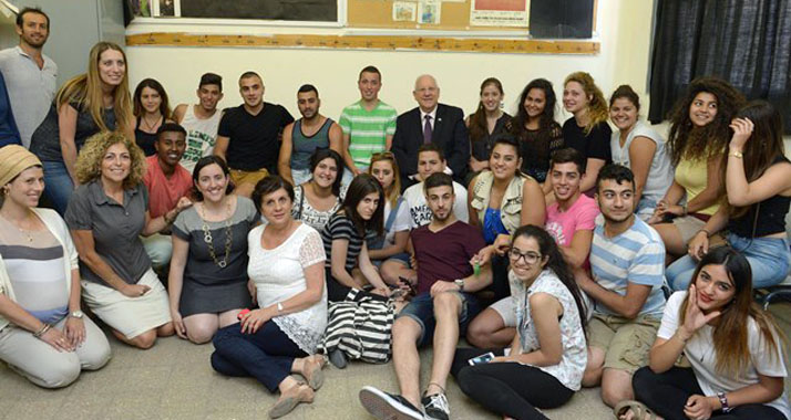 Staatspräsident Rivlin hat mit Schülern über das Miteinander von Juden und Arabern gesprochen.