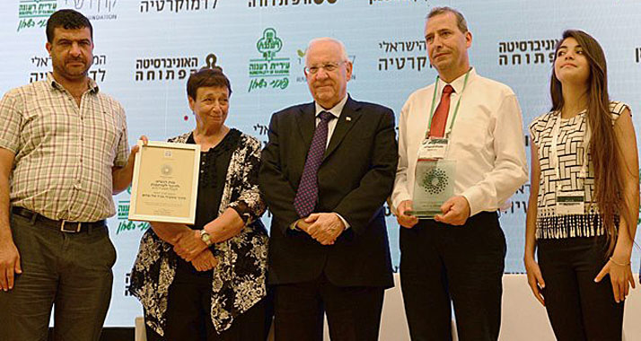 Staatspräsident Rivlin mit Vertretern der ausgezeichneten Schulen