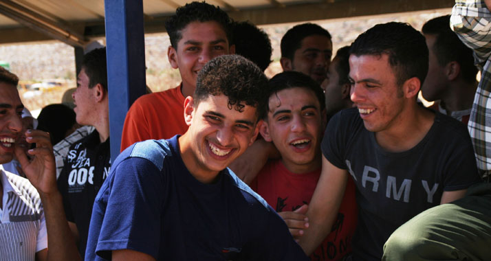 Palästinensische Studenten warten am Beit Furik-Checkpoint. (Symbolbild/Archiv)