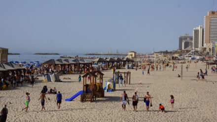 Langsam aber sicher erholt sich die Tourismusbranche von den Folgen des Gaza-Konfliktes. Im Bild: Strand in Tel Aviv