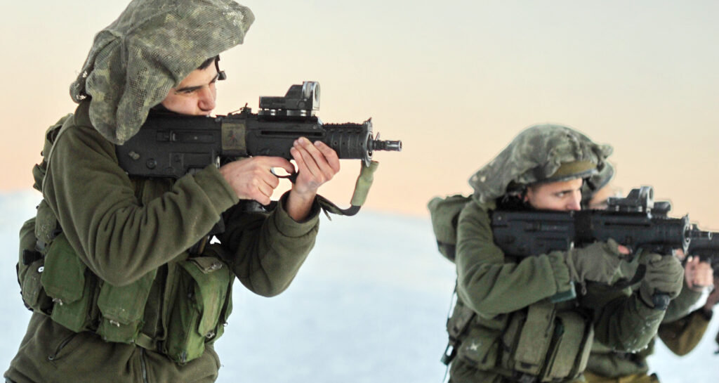 Israelische Soldaten bei einer Waffenübung mit 5.56 Millimeter Munition