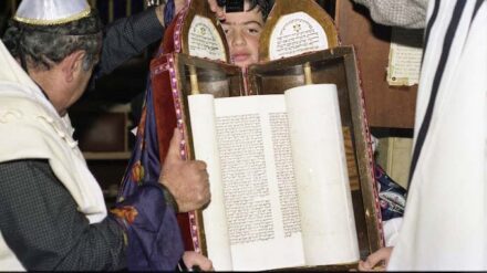 Juden mit einer Torah-Rolle: An „Simchat Torah“ bringen Juden ihre besondere Freude über Gottes Lehre zum Ausdruck