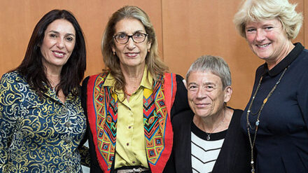 (v.l.) Die israelische Kulturministerin Regev, die Übersetzerinnen Ben-Ari und Achlama sowie Kulturstaatsministerin Grütters