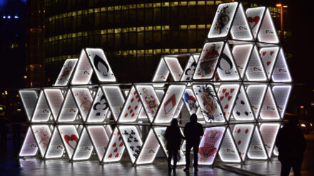 Die Installation „House of Cards“ der deutsch-israelischen Künstlergruppe „OGE Creative Group“ auf dem Potsdamer Platz in Berlin