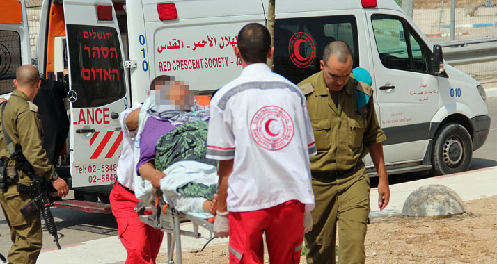 Danny Danon beschwert sich bei den UN über den Roten Halbmond. Auf dem Foto wird ein verletzter Palästinenser aus dem Gazastreifen in ein israelisches Feldkrankenhaus gebracht (Symbolbild)