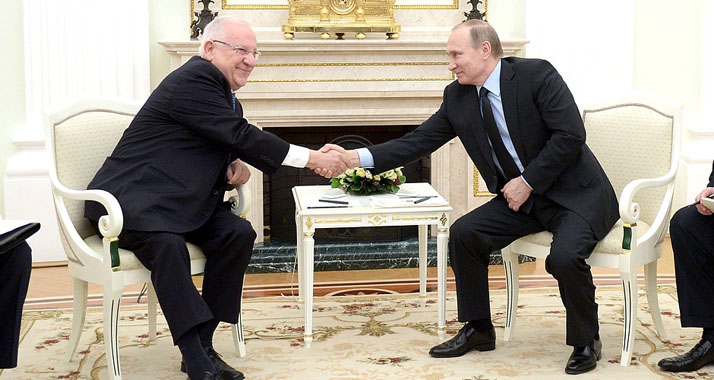 Staatspräsident Rivlin reicht Wladimir Putin in Moskau die Hand