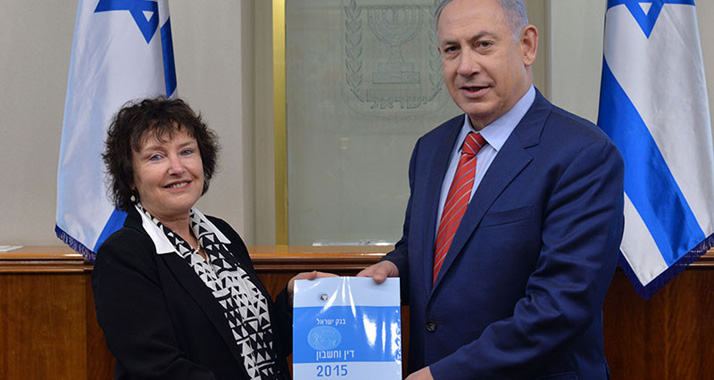 Die Gouverneurin der „Bank of Israel“ Karnit Flug überreicht Benjamin Netanjahu ihren Jahresbericht